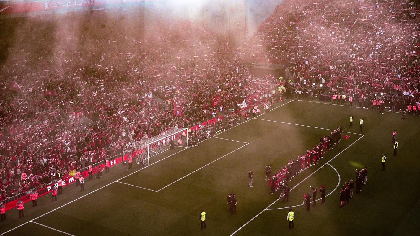 右脚踝囊受伤的基米希随德国队抵达卢森堡，走路仍有不便