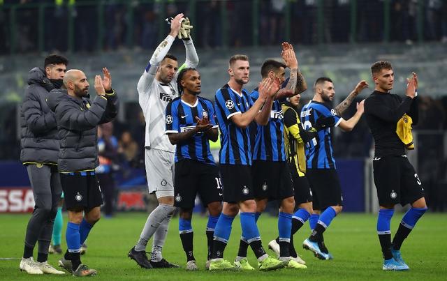 俄极限运动员挑战在1800米高空踢球，进球后做出C罗庆祝动作