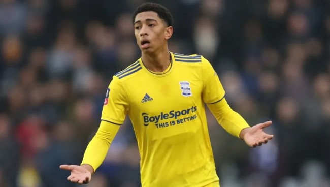 女足英联杯中发生暴力冲突，一名球员抓住对手脖子将其摔倒