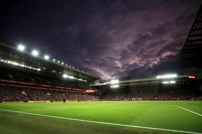 欧联比赛中一球员嘲讽对手鼻子形状，多名队友上前打抱不平