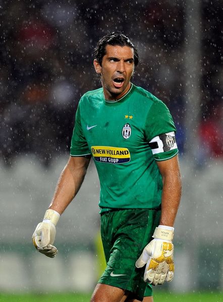 拉维亚开赛8分钟离场，球迷：他是我见过最易受伤的球员之一