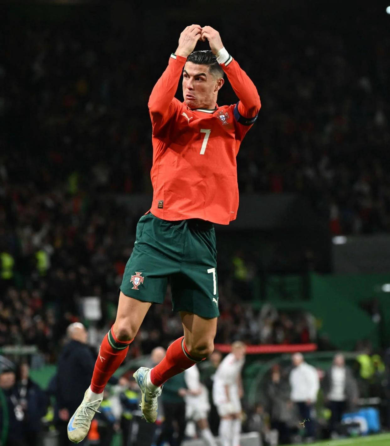 官方：凯塞多踩踏对手染红停赛3场 盖耶掌掴队友停赛2场