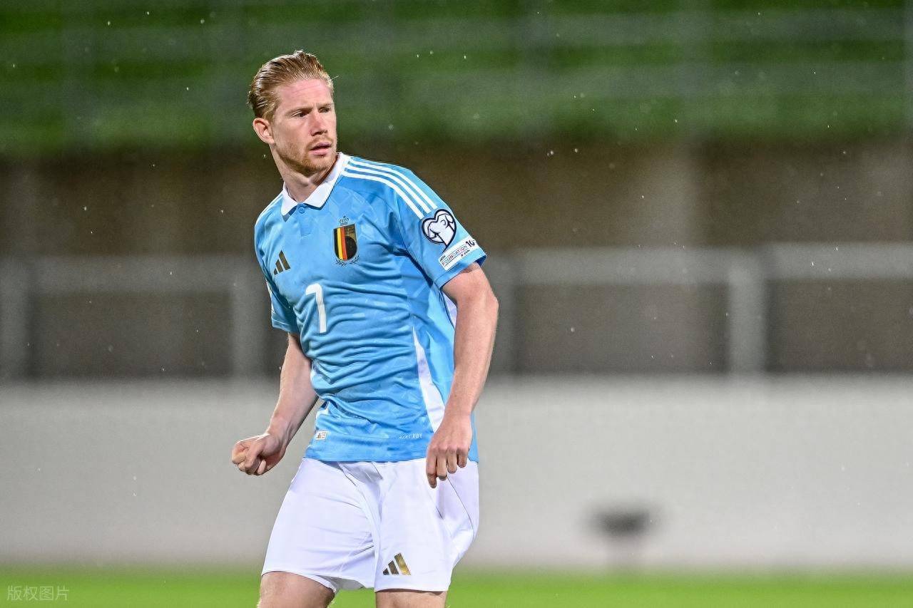 某国脚飞行十小时赶回备战