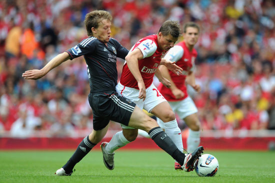 前锋连续助攻带动全队节奏