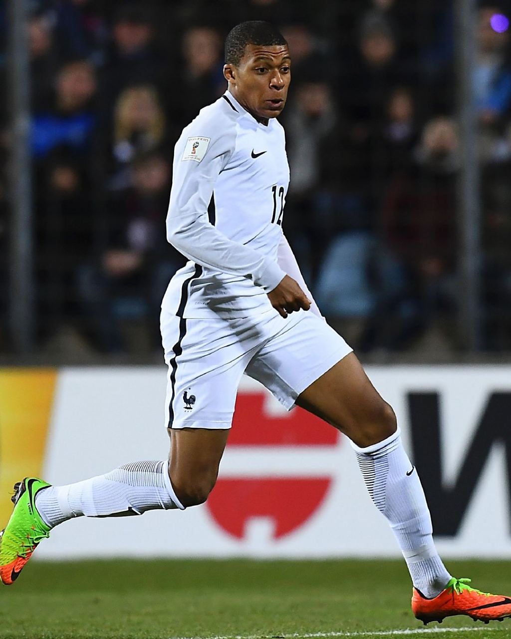 4-3大逆转,54岁埃梅里神了：率队逆转布莱顿+6连胜反超切尔西至第3